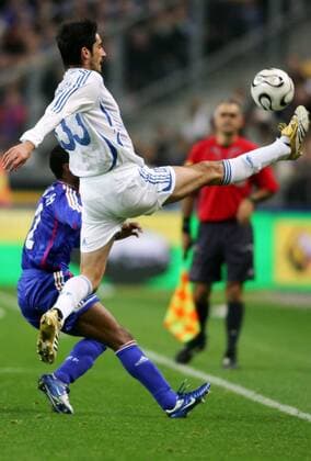 Georgios Anatolakis (Griechenland) im Duell -  (pan17382) Fußball Länderspiel Herren Nationalteam 2006, Test, Testspiel, Freundschaftsspiel, Nationaltrikot Gruppe Paris Dynamik, Fußball Länderspiel Herren Nationalteam 2006, Test, Testspiel, Freundschaftsspiel, Nationaltrikot Gruppe Paris Dynamik,  