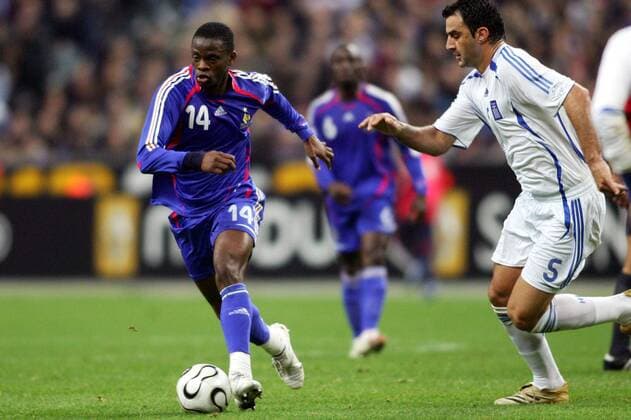 Louis Saha (Frankreich, li.) gegen Traianos Dellas (Griechenland) -  (pan17382) Fußball Länderspiel Herren Nationalteam 2006, Test, Testspiel, Freundschaftsspiel, Nationaltrikot Gruppe Paris Dynamik, Fußball Länderspiel Herren Nationalteam 2006, Test, Testspiel, Freundschaftsspiel, Nationaltrikot Gruppe Paris Dynamik,  