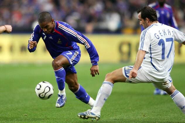Florent Malouda (Frankreich, li.) gegen Theofanis Gekas (Griechenland) -  (pan17382) Fußball Länderspiel Herren Nationalteam 2006, Test, Testspiel, Freundschaftsspiel, Nationaltrikot Gruppe Paris Dynamik, Fußball Länderspiel Herren Nationalteam 2006, Test, Testspiel, Freundschaftsspiel, Nationaltrikot Gruppe Paris Dynamik,  