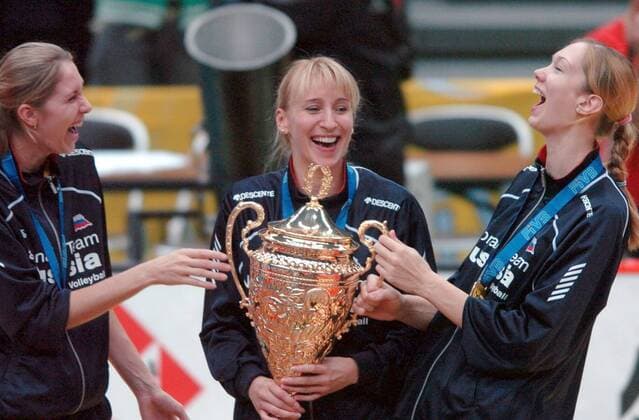 Lioubov Shashkova (Mitte), Ekaterina Gamova (re.) und Elena Godina (alle Russland) präsentieren stolz die Trophäe für den Gewinn der Weltmeisterschaft 2006 - Volleyball Damen WM 2006, Finale, Endspiel, Nationalteam, Siegerehrung, Podium, Podest, Medaille, Gold, Trophäe Gruppe Osaka Volleyball Damen WM 2006, Finale, Endspiel, Nationalteam, Siegerehrung, Podium, Podest, Medaille, Gold, Trophäe Gruppe Osaka