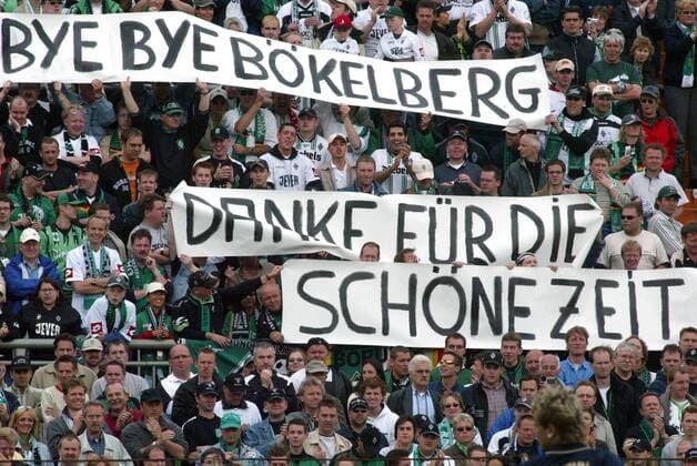 Bye bye Bökelberg, Danke für die schöne Zeit - die Fans von Gladbach verabschieden sich während des letzten Bundesligaspiels von der traditionsreichen Gladbacher Heimspielstätte Bökelbergstadion Fußball 1. BL Herren Saison 2003 2004, Borussia Mönchengladbach Totale Bökelbergstadion, Bökelberg Mönchengladbach Fußball 1. BL Herren Saison 2003 2004, Borussia Mönchengladbach Totale Bökelbergstadion, Bökelberg Mönchengladbach