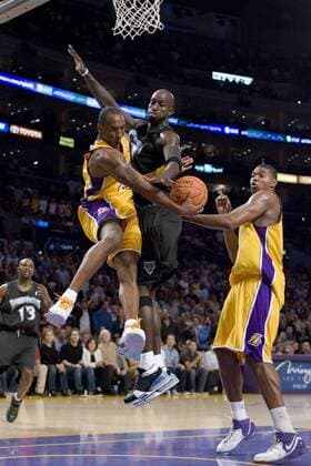 Kevin Garnett (Minnesota Timberwolves, Mitte) gegen Kobe Bryant (li.) und Andrew Bynum (beide Los Angeles Lakers) - (Icon91079072) Basketball Herren NBA 2006 2007, Los Angeles Lakers - Minnesota Timberwolves 95:88 Gruppe Los Angeles, L.A., LA Dynamik, Basketball Herren NBA 2006 2007, Los Angeles Lakers - Minnesota Timberwolves 95:88 Gruppe Los Angeles, L.A., LA Dynamik, EDITORIAL USE ONLY