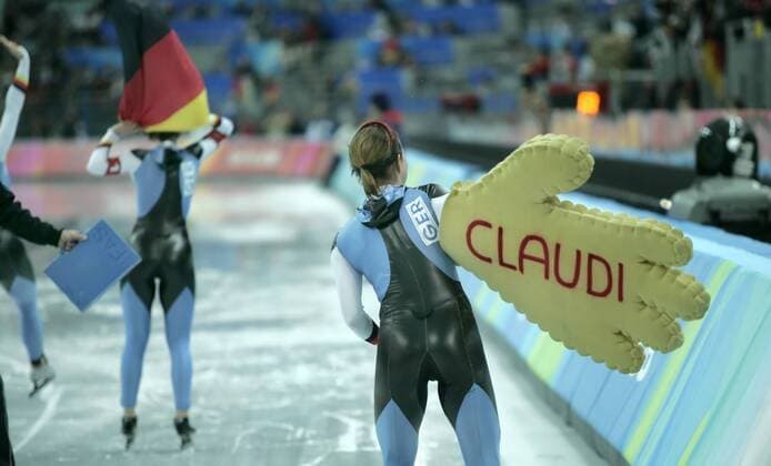 Claudia Pechstein (Deutschland) bejubelt den Olympiasieg in der Teamverfolgung Eisschnellauf OS Winter Damen Olympische Spiele Turin 2006, Winterspiele Verfolgung Teamverfolgung Teamwettbewerb Teamwertung Einzelbild Spitzname, Handschuh, riesig, groß überdimensional Turin Hand Hände Winkelement Winkhand Freude, Eisschnellauf OS Winter Damen Olympische Spiele Turin 2006, Winterspiele Verfolgung Teamverfolgung Teamwettbewerb Teamwertung Einzelbild Spitzname, Handschuh, riesig, groß überdimensional Turin Hand Hände Winkelement Winkhand Freude,