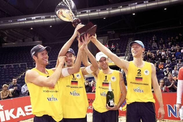 Siegerehrung Beach Nations Cup 2005 Sieger Deutschland präsentiert stolz den Pokal v.li.: Christoph Dieckmann, Andreas Scheuerpflug, Markus Dieckmann, Jonas Reckermann Beachvolleyball Herren Beach Nations Cup 2005, Gruppe Braunschweig Freude, Beachvolleyball Herren Beach Nations Cup 2005, Gruppe Braunschweig Freude,