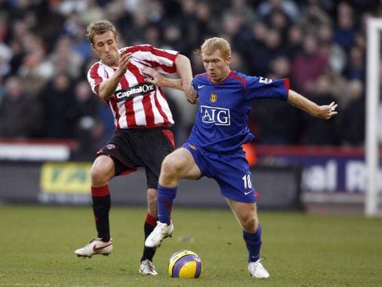 Paul Scholes (Manchester United, re.) gegen Rob Hulse (Sheffield United) - EDITORIAL USE ONLY. No use with unauthorised audio, video, data, fixture lists, club league logos or live services. Online in-match use limited to 120 images, no video emulation. No use in betting, games or single club league player publications. Fußball Herren English Premier League 2006 2007, 1. Englische Liga, Sheffield United - Manchester United 1:2 Gruppe Sheffield Dynamik, Fußball Herren English Premier League 2006 2007, 1. Englische Liga, Sheffield United - Manchester United 1:2 Gruppe Sheffield Dynamik,