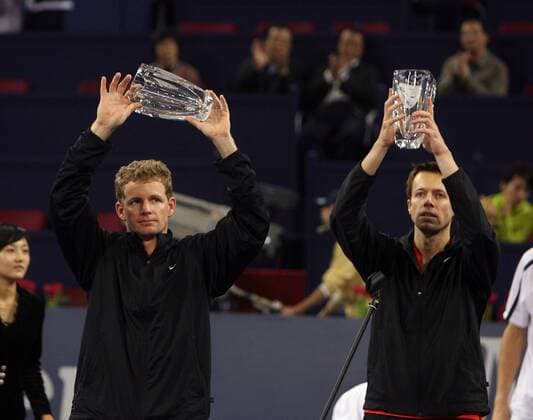 Die Zweitplatzierten Mark Knowles (Bahamas, li.) und Daniel Nestor (Kanada) präsentieren stolz die Trophäen beim ATP Masters Cup Shanghai 2006 Tennis WM Herren ATP Masters Cup 2006, Series, Tour Gruppe Shanghai Tennis WM Herren ATP Masters Cup 2006, Series, Tour Gruppe Shanghai