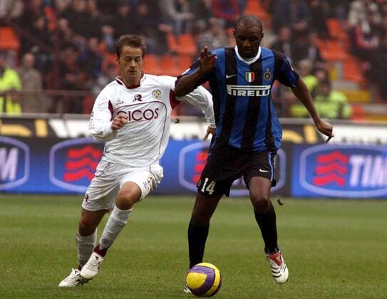 Patrick Vieira (Inter, re.) gegen Luca Tognozzi (Reggina) -  Fußball Herren Serie A 2006 2007, 1. Italienische Liga, FC Internazionale Mailand - Reggina Calcio 1:0 Gruppe Mailand Fußball Herren Serie A 2006 2007, 1. Italienische Liga, FC Internazionale Mailand - Reggina Calcio 1:0 Gruppe Mailand
