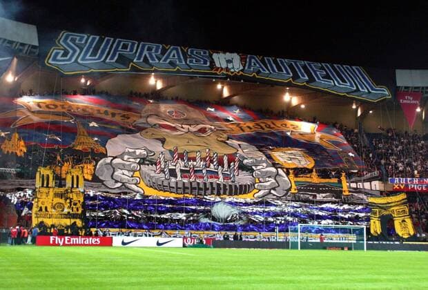 Beeindruckende Fanchoreografie im Fanblock von Paris St. Germain präsentiert die Wahrzeichen der Stadt -  (pan17454) Fußball Herren Ligue 1 2006 2007, 1. Französische Liga, Paris Saint Germain, PSG o0 L Arc de Triomphe, Notre Dame, Totale o0 Eiffelturm, Versailles, Sacre Coeur, Nike, Paris o0 Toujours fideles, Aufmacher, Fly Emirates Fußball Herren Ligue 1 2006 2007, 1. Französische Liga, Paris Saint Germain, PSG o0 L Arc de Triomphe, Notre Dame, Totale o0 Eiffelturm, Versailles, Sacre Coeur, Nike, Paris o0 Toujours fideles, Aufmacher, Fly Emirates  