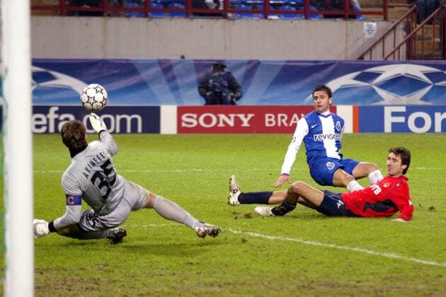 Torwart Igor Akinfeev (ZSKA Moskau, li.) währt den Schuss von Helder Postiga (Porto, Mitte) ab -  Fußball EC 1 Herren Champions League 2006 2007, CSKA Moskau - FC Porto 0:2 Gruppe Moskau Dynamik, Fußball EC 1 Herren Champions League 2006 2007, CSKA Moskau - FC Porto 0:2 Gruppe Moskau Dynamik,