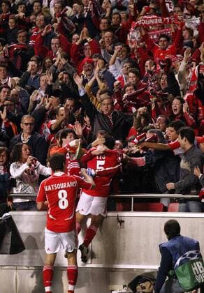 Torschütze Leo läßt sich während des Torjubels von den Fans umarmen, Konstantinos Katsouranis (beide Benfica Lissabon) steht auch schon an -  Fußball EC 1 Herren Champions League 2006 2007, SL Benfica Lissabon, Vdig Totale Lissabon Freude, Fußball EC 1 Herren Champions League 2006 2007, SL Benfica Lissabon, Vdig Totale Lissabon Freude,