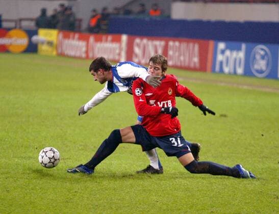 Kirill Kochubey (ZSKA Moskau, vorn) macht sich lang gegen Lisandro Lopez (Porto) -  Fußball EC 1 Herren Champions League 2006 2007, CSKA Moskau - FC Porto 0:2 Gruppe Moskau Dynamik, Fußball EC 1 Herren Champions League 2006 2007, CSKA Moskau - FC Porto 0:2 Gruppe Moskau Dynamik,