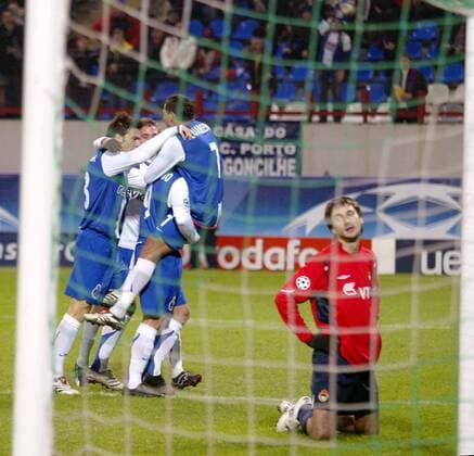 Deividas Semberas (ZSKA Moskau, re.) enttäuscht am Boden während Porto jubelt -  Fußball EC 1 Herren Champions League 2006 2007, CSKA Moskau - FC Porto 0:2 Gruppe Moskau Enttäuschung, Freude, Fußball EC 1 Herren Champions League 2006 2007, CSKA Moskau - FC Porto 0:2 Gruppe Moskau Enttäuschung, Freude,