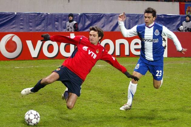 Deividas Semberas (ZSKA Moskau, li.) gegen Helder Postiga (Porto) -  Fußball EC 1 Herren Champions League 2006 2007, CSKA Moskau - FC Porto 0:2 Gruppe Moskau Dynamik, Fußball EC 1 Herren Champions League 2006 2007, CSKA Moskau - FC Porto 0:2 Gruppe Moskau Dynamik,