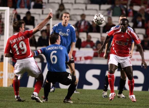 Tobias Linderoth (FC Kopenhagen, Mitte) gegen Mantorras (re.) und Andrei Kariaka (beide Benfica Lissabon) -  Fußball EC 1 Herren Champions League 2006 2007, SL Benfica Lissabon - FC Kopenhagen 3:1, Vdig Gruppe Lissabon Dynamik, Fußball EC 1 Herren Champions League 2006 2007, SL Benfica Lissabon - FC Kopenhagen 3:1, Vdig Gruppe Lissabon Dynamik,