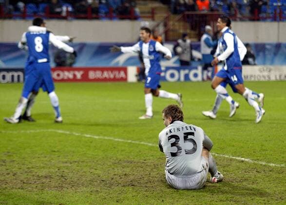 Torwart Igor Akinfeev (ZSKA Moskau) enttäuscht am Boden -  Fußball EC 1 Herren Champions League 2006 2007, CSKA Moskau o0 FC Porto, Einzelbild Moskau Enttäuschung, Freude, Fußball EC 1 Herren Champions League 2006 2007, CSKA Moskau o0 FC Porto, Einzelbild Moskau Enttäuschung, Freude,