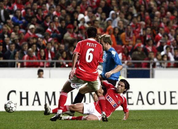 Petit (li.) und Nuno Assis (beide Benfica Lissabon, re.) gegen Wendt (FC Kopenhagen) -  Fußball EC 1 Herren Champions League 2006 2007, SL Benfica Lissabon - FC Kopenhagen 3:1, Vdig Gruppe Lissabon Dynamik, Fußball EC 1 Herren Champions League 2006 2007, SL Benfica Lissabon - FC Kopenhagen 3:1, Vdig Gruppe Lissabon Dynamik,