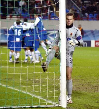 Torwart Igor Akinfeev (ZSKA Moskau) tritt enttäuscht gegen den Pfosten -  Fußball EC 1 Herren Champions League 2006 2007, CSKA Moskau o0 FC Porto, Einzelbild Moskau Enttäuschung, Freude, Fußball EC 1 Herren Champions League 2006 2007, CSKA Moskau o0 FC Porto, Einzelbild Moskau Enttäuschung, Freude,