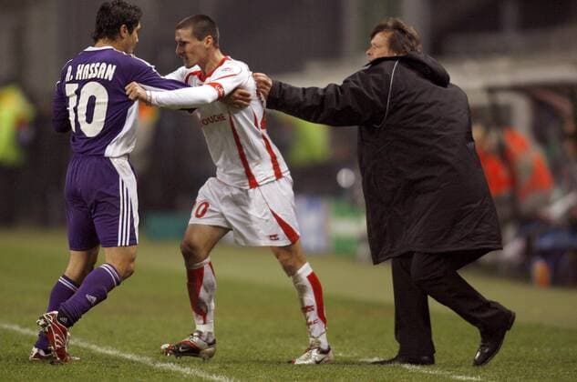 Ahmed Hassan (Anderlecht, li.) und Gregory Tafforeau (Lille, Mitte) gehen aufeinander los -  (pan17492) Fußball EC 1 Herren Champions League 2006 2007, OSC Lille - RSC Anderlecht 2:2 Gruppe Lille Kampf Spannung, Fußball EC 1 Herren Champions League 2006 2007, OSC Lille - RSC Anderlecht 2:2 Gruppe Lille Kampf Spannung,  