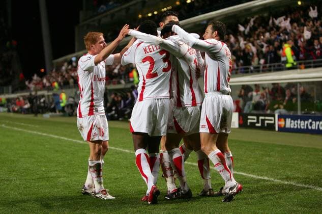 Torjubel Lille - Torschütze Peter Odemwingie (2.v.re.) wird gefeiert -  (pan17492) Fußball EC 1 Herren Champions League 2006 2007, OSC Lille Gruppe Lille Freude, Fußball EC 1 Herren Champions League 2006 2007, OSC Lille Gruppe Lille Freude,  