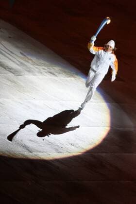 Eröffnungsfeier Olympische Spiele Turin 2006: Deborah Compagnoni (Italien) trägt als Fackelläuferin das olympische Feuer herein Alpiner Skilauf OS Winter Damen Olympische Spiele Turin 2006, Winterspiele, Eröffnung, Feier, Zeremonie, Ski Alpin, Skisport, Vdig Einzelbild Turin Alpiner Skilauf OS Winter Damen Olympische Spiele Turin 2006, Winterspiele, Eröffnung, Feier, Zeremonie, Ski Alpin, Skisport, Vdig Einzelbild Turin