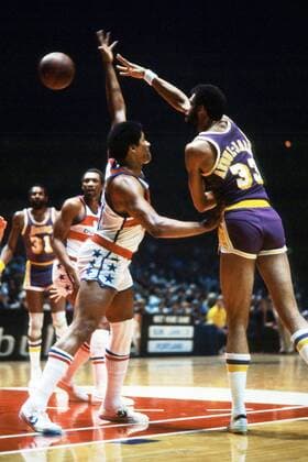 Kareem Abdul Jabbar (Los Angeles Lakers) im Duell - (Icon5921992) Basketball Herren NBA 1980 1981, Washington Bullets - Los Angeles Lakers Gruppe Aufnahmedatum geschätzt Washington D. C., DC Dynamik, Basketball Herren NBA 1980 1981, Washington Bullets - Los Angeles Lakers Gruppe Aufnahmedatum geschätzt Washington D. C., DC Dynamik, EDITORIAL USE ONLY
