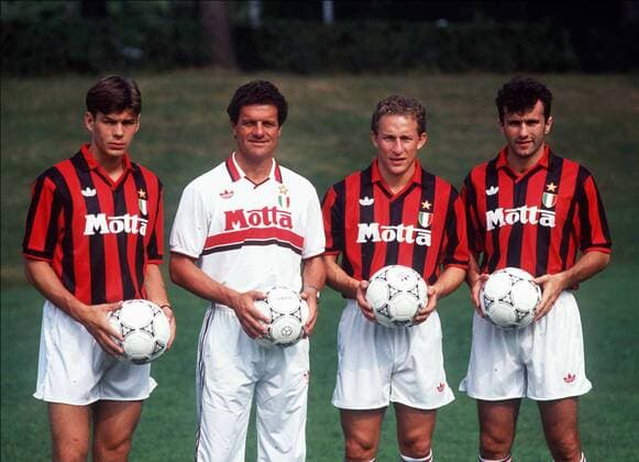 Trainer Fabio Capello (2. v. li.) mit Zvonimir Boban (li.) Jean Pierre Papin (2. v. re.) und Dejan Savicevic (alle Milan) -  (pan1357) Fußball Herren Serie A 1994 1995, 1. Italienische Liga, AC Mailand Gruppe Mailand Fußball Herren Serie A 1994 1995, 1. Italienische Liga, AC Mailand Gruppe Mailand  