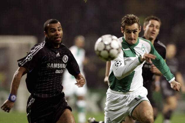 Miroslav Klose (Bremen, re.) gegen Ashley Cole (Chelsea) Fußball EC 1 Herren Champions League 2006 2007, SV Werder Bremen - Chelsea FC London Gruppe Bremen Dynamik, Fußball EC 1 Herren Champions League 2006 2007, SV Werder Bremen - Chelsea FC London Gruppe Bremen Dynamik,