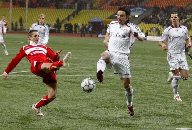 Mark van Bommel (Bayern, Mitte) gegen Vladimir Bystrov (Spartak Moskau) -  Fußball EC 1 Herren Champions League 2006 2007, FK Spartak Moskau - FC Bayern München 2:2 Gruppe Moskau Dynamik, Fußball EC 1 Herren Champions League 2006 2007, FK Spartak Moskau - FC Bayern München 2:2 Gruppe Moskau Dynamik,