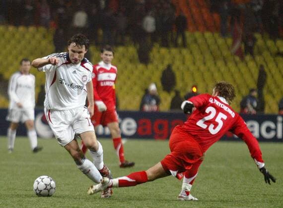 Mark van Bommel (Bayern, li.) gegen Maksim Kalinichenko (Spartak Moskau) -  Fußball EC 1 Herren Champions League 2006 2007, FK Spartak Moskau - FC Bayern München 2:2 Gruppe Moskau Dynamik, Fußball EC 1 Herren Champions League 2006 2007, FK Spartak Moskau - FC Bayern München 2:2 Gruppe Moskau Dynamik,