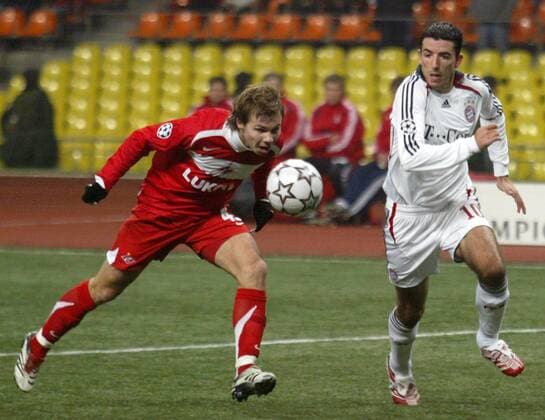 Roman Shishkin (Spartak Moskau, li.) gegen Roy Makaay (Bayern) -  Fußball EC 1 Herren Champions League 2006 2007, FK Spartak Moskau - FC Bayern München 2:2 Gruppe Moskau Dynamik, Fußball EC 1 Herren Champions League 2006 2007, FK Spartak Moskau - FC Bayern München 2:2 Gruppe Moskau Dynamik,