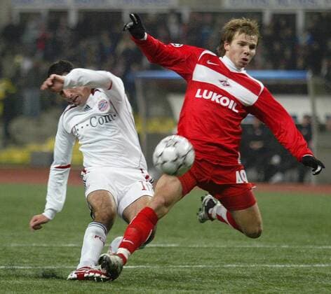 Roman Shishkin (Spartak Moskau, re.) gegen Roy Makaay (Bayern) -  Fußball EC 1 Herren Champions League 2006 2007, FK Spartak Moskau - FC Bayern München 2:2 Gruppe Moskau Dynamik, Fußball EC 1 Herren Champions League 2006 2007, FK Spartak Moskau - FC Bayern München 2:2 Gruppe Moskau Dynamik,