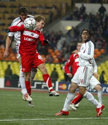 Roman Shishkin (Spartak Moskau, Mitte) gegen Daniel van Buyten (li.); daneben Claudio Pizarro (beide Bayern) -  Fußball EC 1 Herren Champions League 2006 2007, FK Spartak Moskau - FC Bayern München 2:2 Gruppe Moskau Dynamik, Fußball EC 1 Herren Champions League 2006 2007, FK Spartak Moskau - FC Bayern München 2:2 Gruppe Moskau Dynamik,