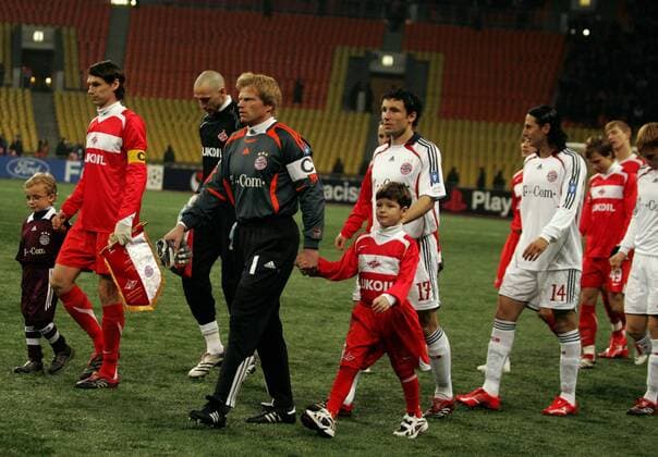 Torwart Oliver Kahn (3.v.li.) und Egor Titov (Spartak Moskau, li.) führen die Teams aufs Spielfeld; daneben Mark van Bommel (4.v.li., beide Bayern) -  Fußball EC 1 Herren Champions League 2006 2007, FK Spartak Moskau - FC Bayern München 2:2 Gruppe Moskau Konzentration, Fußball EC 1 Herren Champions League 2006 2007, FK Spartak Moskau - FC Bayern München 2:2 Gruppe Moskau Konzentration,