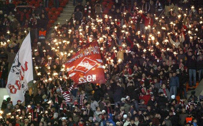 Im Spartak Moskau Fanblock leuchten Wunderkerzen -  Fußball EC 1 Herren Champions League 2006 2007, FK Spartak Moskau Totale Moskau Fußball EC 1 Herren Champions League 2006 2007, FK Spartak Moskau Totale Moskau