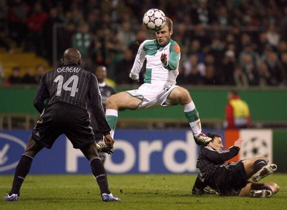 Daniel Jensen (Bremen, Mitte) in Matrix Manier gegen Geremi (li.) und Khalid Boulahrouz (beide Chelsea) Fußball EC 1 Herren Champions League 2006 2007, SV Werder Bremen - Chelsea FC London 1:0 Gruppe Bremen Kampf, Fußball EC 1 Herren Champions League 2006 2007, SV Werder Bremen - Chelsea FC London 1:0 Gruppe Bremen Kampf,