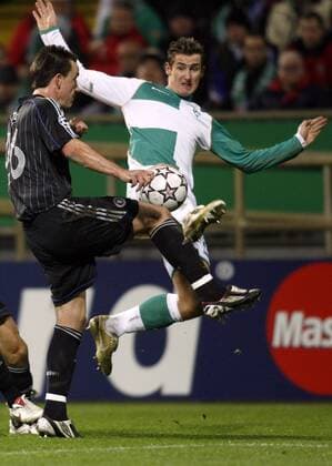 John Terry (Chelsea, li.) gegen Miroslav Klose (Bremen) Fußball EC 1 Herren Champions League 2006 2007, SV Werder Bremen - Chelsea FC London 1:0 Gruppe Bremen Kampf, Dynamik Fußball EC 1 Herren Champions League 2006 2007, SV Werder Bremen - Chelsea FC London 1:0 Gruppe Bremen Kampf, Dynamik
