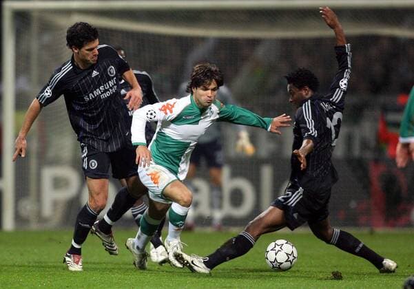 Diego (Bremen, Mitte) gegen Michael Ballack (li.) und John Obi Mikel (beide Chelsea) Fußball EC 1 Herren Champions League 2006 2007, SV Werder Bremen - Chelsea FC London 1:0 Gruppe Bremen Dynamik, Fußball EC 1 Herren Champions League 2006 2007, SV Werder Bremen - Chelsea FC London 1:0 Gruppe Bremen Dynamik,