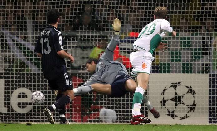 Per Mertesacker (Bremen, re.) entwischt seinem Gegenspieler Michael Ballack und erzielt das 1:0, auch Torwart Carlo Cudicini (beide Chelsea) ist ohne Chance Fußball EC 1 Herren Champions League 2006 2007, SV Werder Bremen - Chelsea FC London 1:0 Gruppe Bremen Fußball EC 1 Herren Champions League 2006 2007, SV Werder Bremen - Chelsea FC London 1:0 Gruppe Bremen
