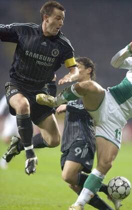 John Terry (Chelsea) bekommt einen Tritt in die Weichteile Fußball EC 1 Herren Champions League 2006 2007, SV Werder Bremen - Chelsea FC London 1:0 Gruppe Bremen Dynamik, Kampf, Fußball EC 1 Herren Champions League 2006 2007, SV Werder Bremen - Chelsea FC London 1:0 Gruppe Bremen Dynamik, Kampf,