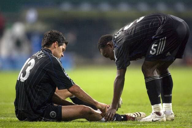 Michael Ballack (li.) verletzt am Boden, Mickael Essien (beide Chelsea) kümmert sich um ihn Fußball EC 1 Herren Champions League 2006 2007, Chelsea FC London Gruppe Bremen Fußball EC 1 Herren Champions League 2006 2007, Chelsea FC London Gruppe Bremen