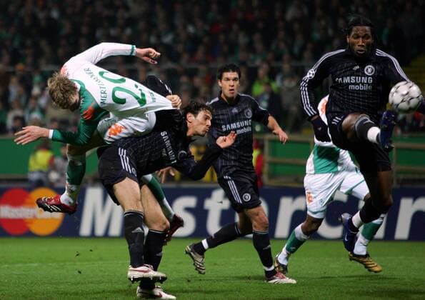Per Mertesacker (Bremen, li.) gegen Khalid Boulahrouz (2. v. li.) und Didier Drogba (re., beide Chelsea) Fußball EC 1 Herren Champions League 2006 2007, SV Werder Bremen - Chelsea FC London 1:0 Gruppe Bremen Dynamik, Kampf, Fußball EC 1 Herren Champions League 2006 2007, SV Werder Bremen - Chelsea FC London 1:0 Gruppe Bremen Dynamik, Kampf,
