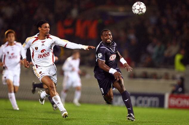 Jean Claude Darcheville (Bordeaux, re.) gegen Rigobert Song (Galatasaray) -  (pan17516) Fußball EC 1 Herren Champions League 2006 2007, Girondins de Bordeaux - Galatasaray Istanbul 3:1 Gruppe Bordeaux Dynamik, Fußball EC 1 Herren Champions League 2006 2007, Girondins de Bordeaux - Galatasaray Istanbul 3:1 Gruppe Bordeaux Dynamik,  