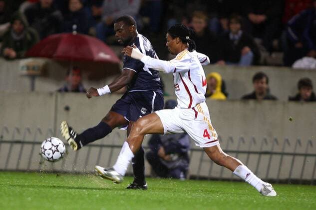 Jean Claude Darcheville (Bordeaux, li.) gegen Rigobert Song (Galatasaray) -  (pan17516) Fußball EC 1 Herren Champions League 2006 2007, Girondins de Bordeaux - Galatasaray Istanbul 3:1 Gruppe Bordeaux Dynamik, Fußball EC 1 Herren Champions League 2006 2007, Girondins de Bordeaux - Galatasaray Istanbul 3:1 Gruppe Bordeaux Dynamik,  