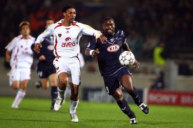 Jean Claude Darcheville (Bordeaux, re.) gegen Rigobert Song (Galatasaray) -  (pan17516) Fußball EC 1 Herren Champions League 2006 2007, Girondins de Bordeaux - Galatasaray Istanbul 3:1 Gruppe Bordeaux Dynamik, Fußball EC 1 Herren Champions League 2006 2007, Girondins de Bordeaux - Galatasaray Istanbul 3:1 Gruppe Bordeaux Dynamik,  