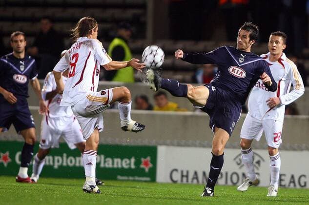 Johan Micoud (Bordeaux, re.) gegen Ayhan Akman (Galatasaray) -  (pan17516) Fußball EC 1 Herren Champions League 2006 2007, Girondins de Bordeaux - Galatasaray Istanbul 3:1 Gruppe Bordeaux Dynamik, Fußball EC 1 Herren Champions League 2006 2007, Girondins de Bordeaux - Galatasaray Istanbul 3:1 Gruppe Bordeaux Dynamik,  