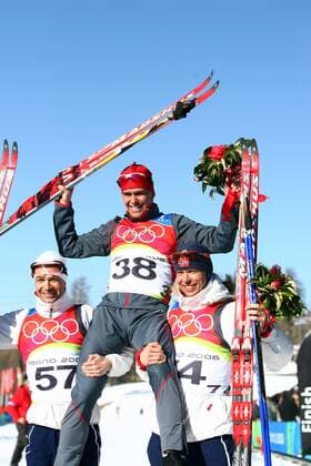 Siegerehrung 20 km: Olympiasieger Michael Greis (Deutschland, Mitte) auf den Schulter des zweitplatzierten Ole Einar Björndalen (li.) und des drittplatzierten Halvard Hanevold (beide Norwegen) Biathlon OS Winter Herren Olympische Spiele 2006 Turin, Winterspiele, 20km, 20 km, Kilometer Gruppe Cesana San Sicario Freude, Biathlon OS Winter Herren Olympische Spiele 2006 Turin, Winterspiele, 20km, 20 km, Kilometer Gruppe Cesana San Sicario Freude,