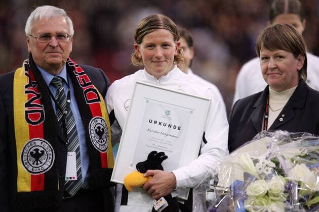 Kerstin Stegemann (Mitte) nimmt Glückwünsche zu ihrem 150. Länderspiel von DFB Präsident Dr. Theo Zwanziger (beide Deutschland) entgegen Fußball Länderspiel Damen Freundschaftsspiel 2006, Test, Testspiel, Nationalteam Gruppe Frauen, Frauenfußball Karlsruhe Fußball Länderspiel Damen Freundschaftsspiel 2006, Test, Testspiel, Nationalteam Gruppe Frauen, Frauenfußball Karlsruhe