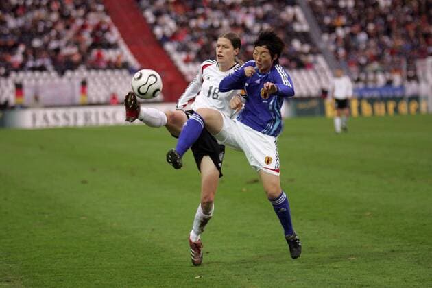 Kyoko Yano (Japan, re.) gegen Kerstin Garefrekes (Deutschland) Fußball Länderspiel Damen Freundschaftsspiel 2006, Test, Testspiel, Nationalteam, Nationaltrikot, Frauen, Frauenfußball Gruppe Karlsruhe Dynamik, Fußball Länderspiel Damen Freundschaftsspiel 2006, Test, Testspiel, Nationalteam, Nationaltrikot, Frauen, Frauenfußball Gruppe Karlsruhe Dynamik,