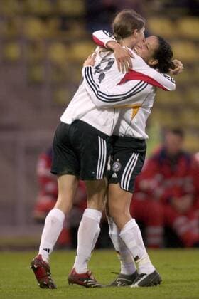 Celia Okoyino da Mbabi (re.) und Kerstin Garefrekes (beide Deutschland) - Torjubel Fußball Länderspiel Damen Freundschaftsspiel 2006, Test, Testspiel, Nationalteam, Nationaltrikot, Frauen, Frauenfußball Gruppe Karlsruhe Freude, Begeisterung, Fußball Länderspiel Damen Freundschaftsspiel 2006, Test, Testspiel, Nationalteam, Nationaltrikot, Frauen, Frauenfußball Gruppe Karlsruhe Freude, Begeisterung,