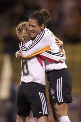 Celia Okoyino da Mbabi (re.) und Conny Pohlers (beide Deutschland) - Torjubel Fußball Länderspiel Damen Freundschaftsspiel 2006, Test, Testspiel, Nationalteam, Nationaltrikot, Frauen, Frauenfußball Gruppe Karlsruhe Freude, Begeisterung, Fußball Länderspiel Damen Freundschaftsspiel 2006, Test, Testspiel, Nationalteam, Nationaltrikot, Frauen, Frauenfußball Gruppe Karlsruhe Freude, Begeisterung,